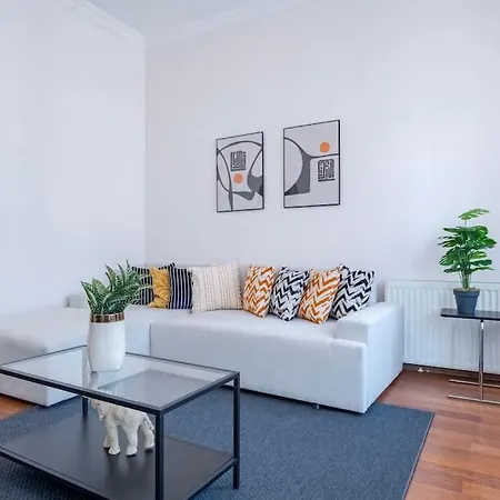 High-ceiling Three-bedroom Lägenhet