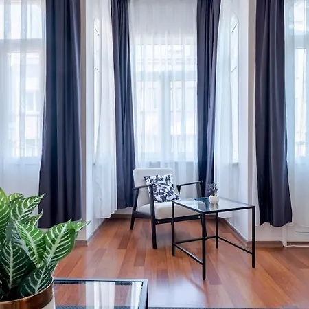 High-ceiling Three-bedroom * Istambul