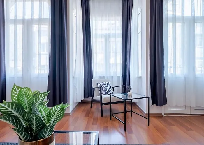 High-ceiling Three-bedroom * Istanboel