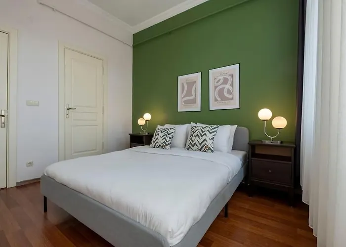 High-ceiling Three-bedroom