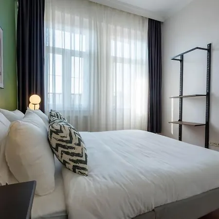 High-ceiling Three-bedroom Apartment Istanbul